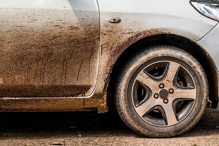 xe ô tô bám đất bẩn