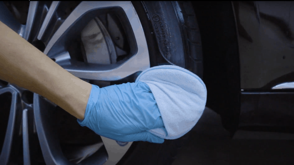 Thoa dung dịch dưỡng bóng lên lốp xe ô tô
