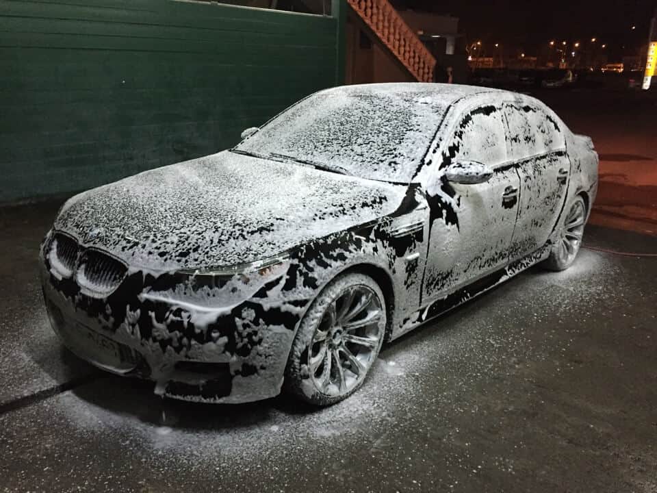 Chiếc xe BMW được phủ một lớp bọt trắng