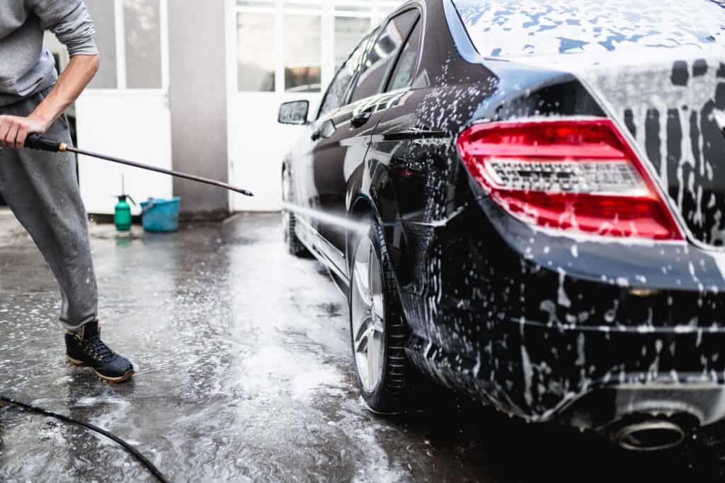 rửa xe ô tô màu đen