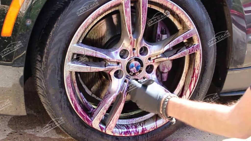 bánh xe BMW và lớp bọt màu tím