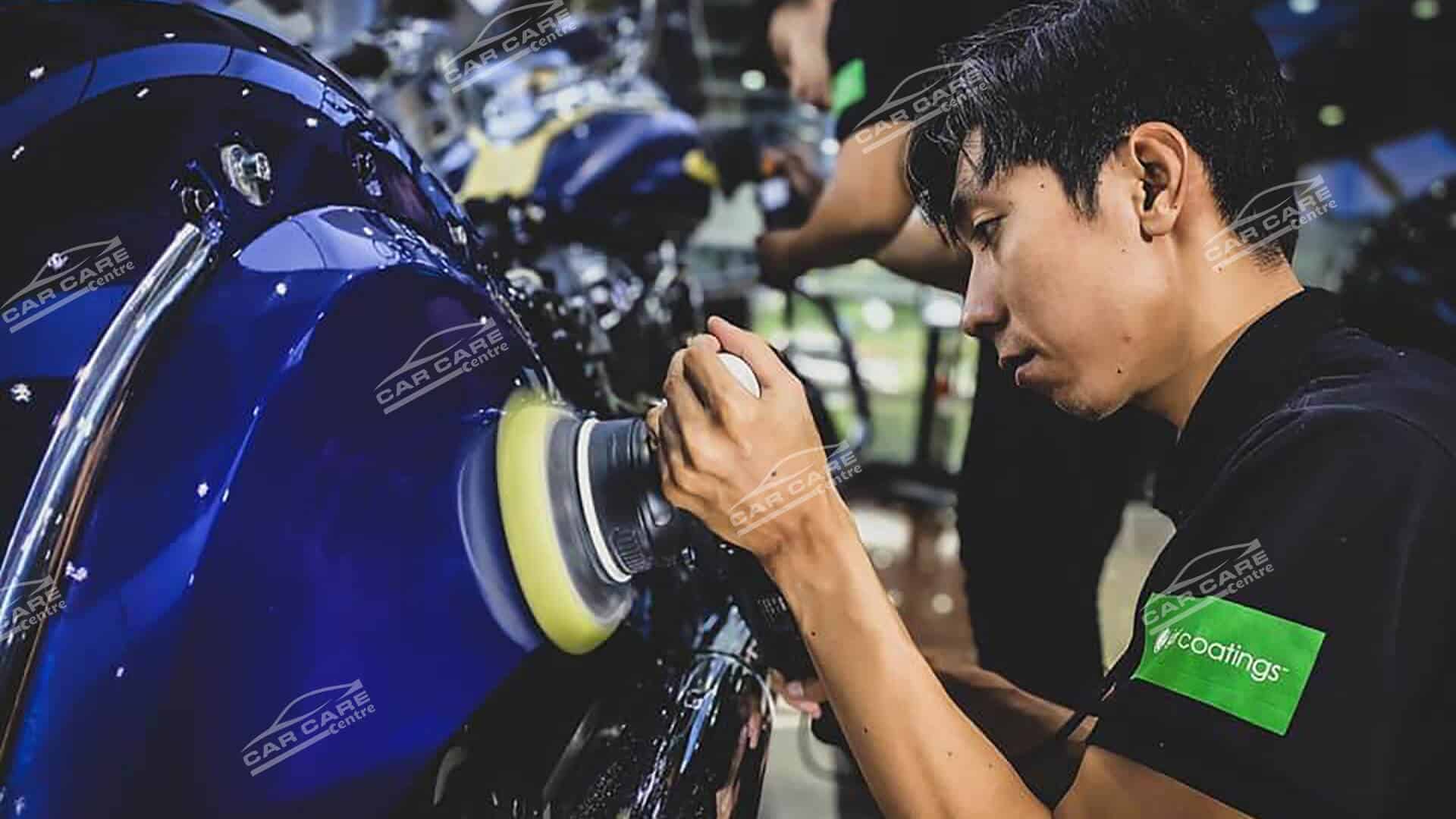 Nhân viên Vietnam Car Care đang thực hiện đánh bóng
