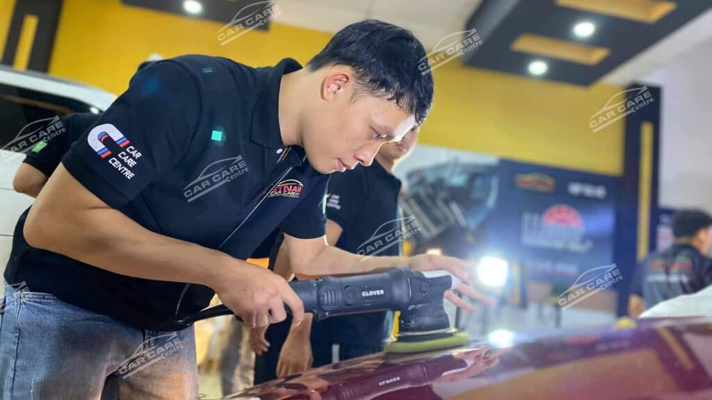 Nhân viên Vietnam Car Care đang thực hiện đánh bóng