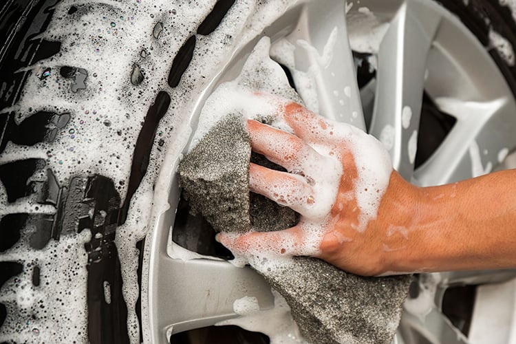 rửa mâm và lốp xe màu bạc