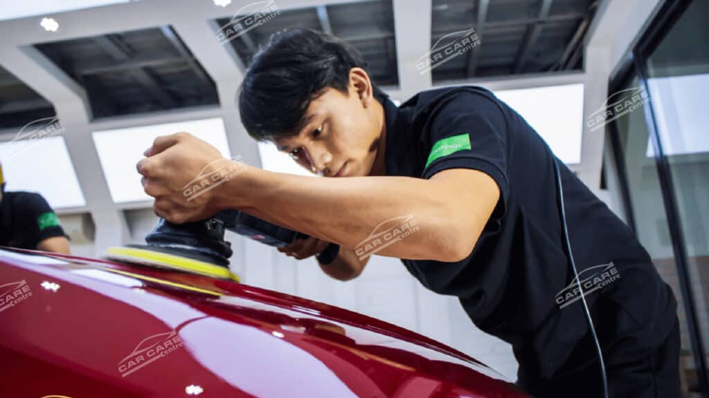 Nhân viên Vietnam Car Care đang hiệu chỉnh sơn