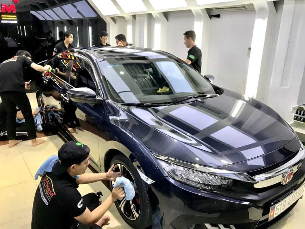 nhan vien car care centre dang danh bong xe o to