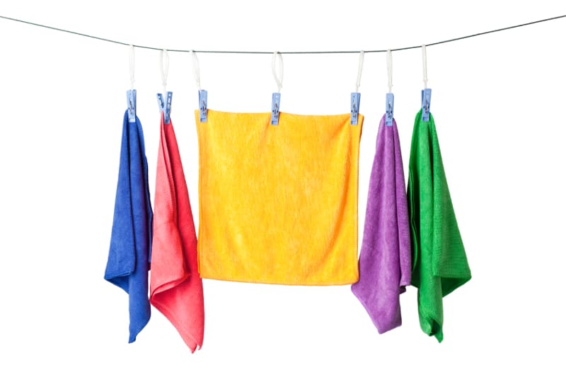 các loại khăn nhiều màu được treo trên dây
