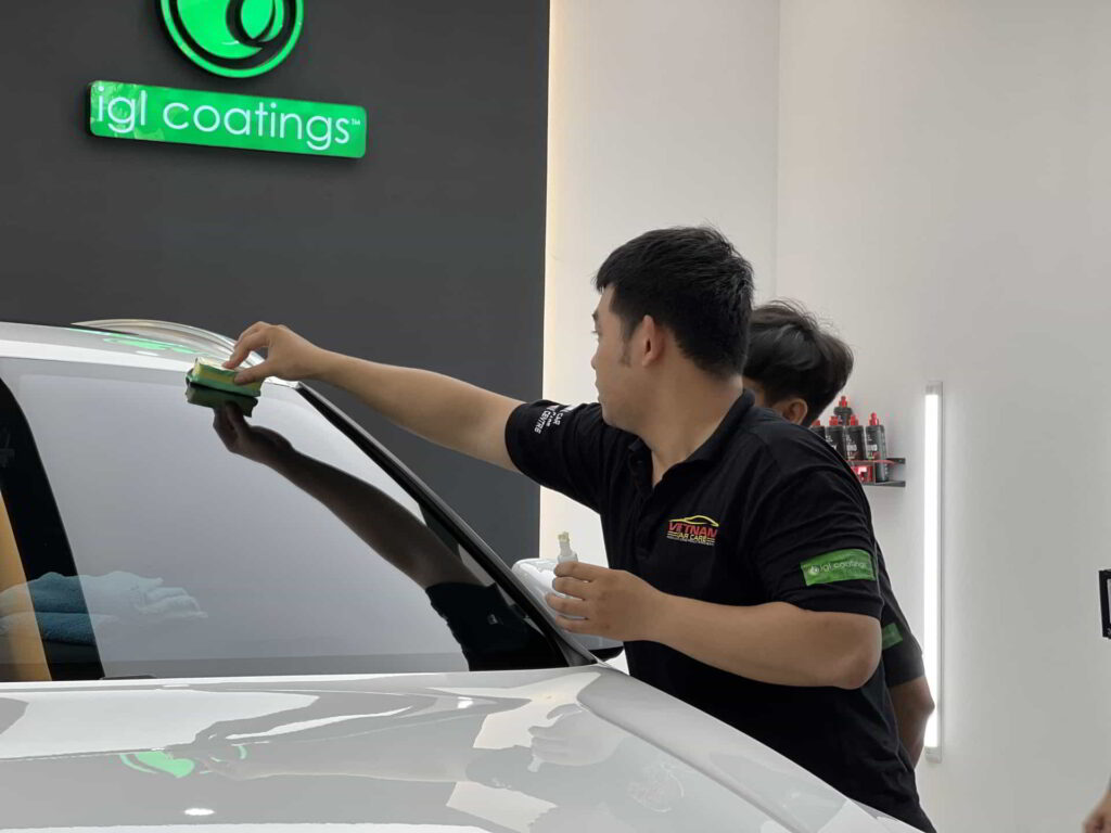 ky thuat vien ao den dang phu ceramic-xe o to mau trang Car Care Centre